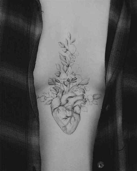 tatuajes en el medio de los senos|Increíbles ideas de tatuajes para el área media de los senos